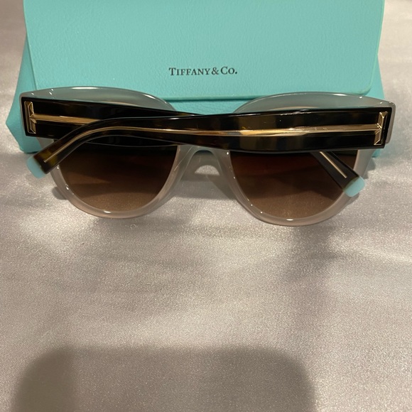 Tiffany sunglasses style 4186 brand new in case with cloth never worn - Picture 2 of 2